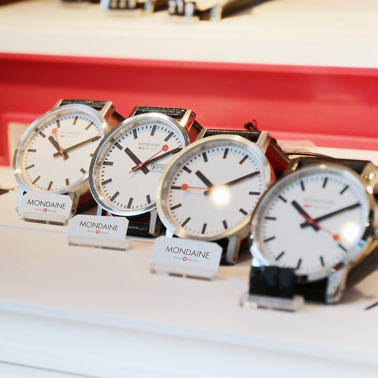Eine Reihe von Uhren des Herstellers