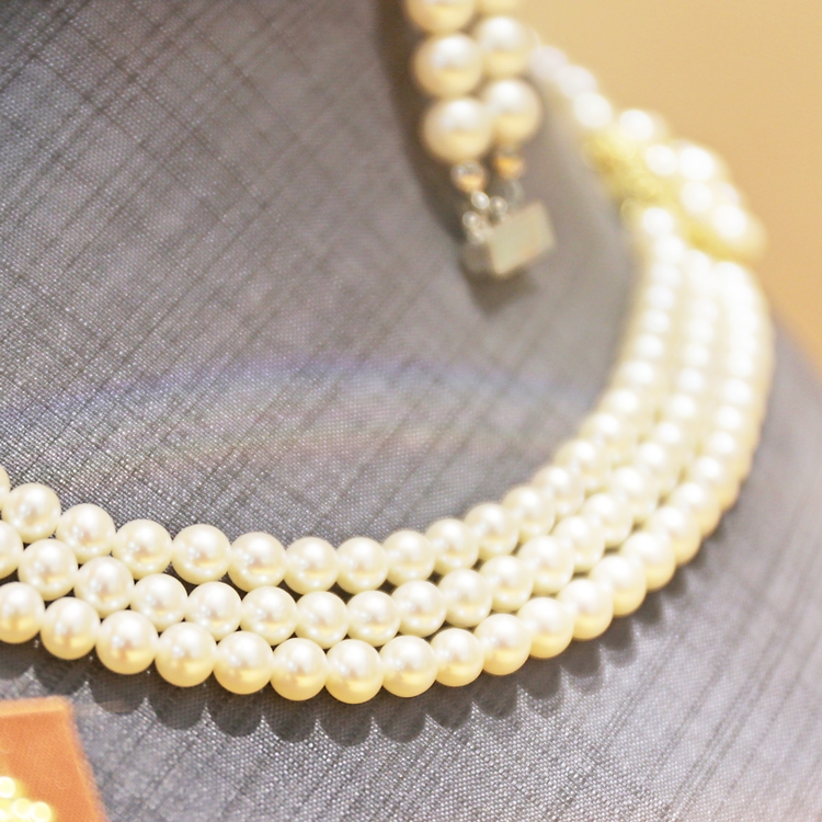 Eine klassische weiße Perlenkette